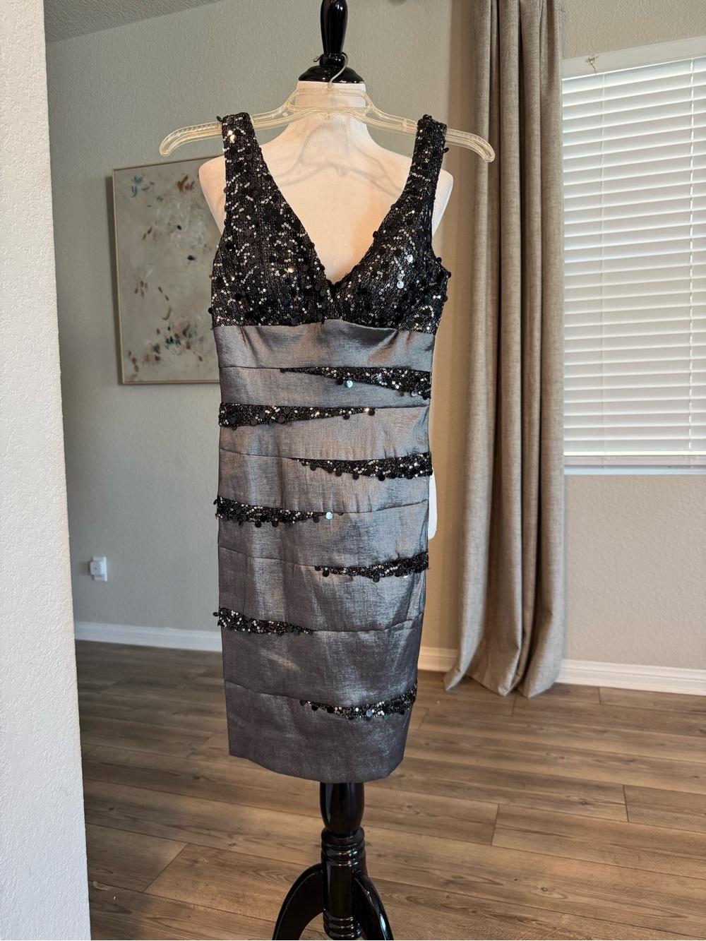 New Betsy Adams size 4 Women's Silver Sequin V-Neck Cocktail Dress